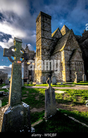 Kreuz auf Rock Of Cashel mit Wolkigen Hintergrund in Irland Stockfoto