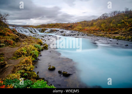 Bruarfoss - einzigartige Island Wasserfall. Bunte Szene in South Island, Europa. Stockfoto