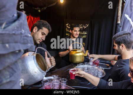 Schiiten auf die Straße, während des heiligen Monats Muharram der Tod des dritten Imam Hussein zu gedenken, die mehr als 1300 Jahren in Kerbela Stockfoto