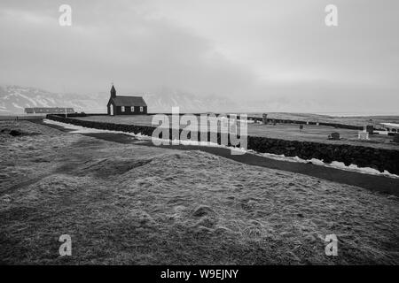 Die Schwarze Kirche in Island als Budakirkja Kirche im Winter bekannt Stockfoto