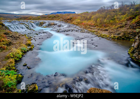 Bruarfoss - einzigartige Island Wasserfall. Bunte Szene in South Island, Europa. Stockfoto