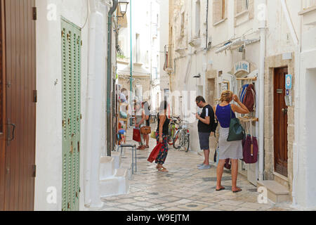 POLIGNANO A MARE, ITALIEN - Juli 28, 2019: Blick auf gemütliche Straße in Polignano a Mare, Italien Stockfoto