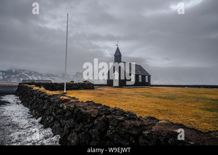 Die Schwarze Kirche in Island als Budakirkja Kirche im Winter bekannt Stockfoto