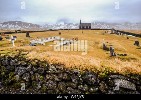 Die Schwarze Kirche in Island als Budakirkja Kirche im Winter bekannt Stockfoto