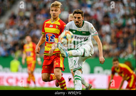 Bartosz Bida von Jagiellonia Bialystok (L) und Filip Mladenovic von Lechia Gdansk (R) in Aktion während der Pko Ekstraklasa Liga Match zwischen Lechia Gdansk und Jagiellonia Bialystok. (Endstand; Lechia Gdansk 1:1 Jagiellonia Bialystok) gesehen. Stockfoto