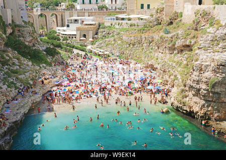 POLIGNANO A MARE, ITALIEN - Juli 28, 2019: schöne Antenne Panoramablick von Polignano a Mare, Italien Stockfoto