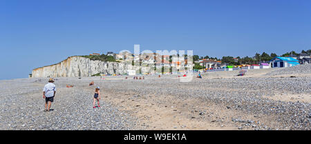 Sonnenanbeter und farbigen Kabinen am Strand/Kiesstrand in Criel-sur-Mer im Sommer, Seine-Maritime, Normandie, Frankreich Stockfoto