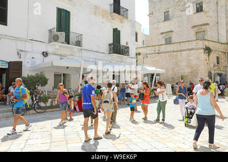 POLIGNANO A MARE, ITALIEN - Juli 28, 2019: Blick auf den Hauptplatz mit Wahrzeichen in Polignano a Mare, Italien Stockfoto