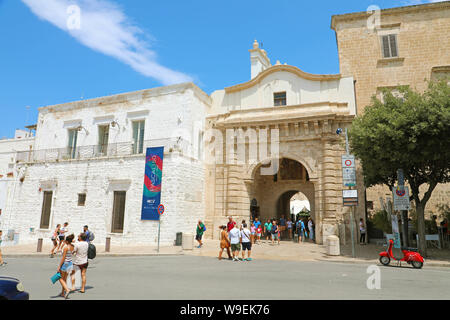 POLIGNANO A MARE, ITALIEN - Juli 28, 2019: Arco Marchesale Tor der Altstadt in Polignano a Mare, Italien Stockfoto