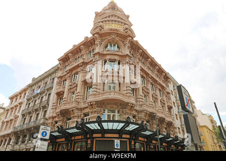 BARI, ITALIEN - Juli 28, 2019: Fassade des Mincuzzi Palace in Bari, Italien Stockfoto