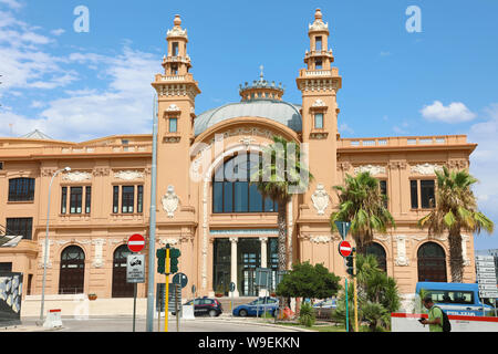 BARI, ITALIEN - 28. Juli 2019: Ansicht des Teatro Margherita Theater am Corso Cavour Avenue in Bari, Italien Stockfoto