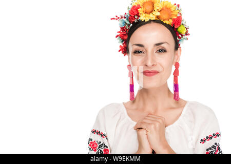 Happy brunette junge Frau in der Nationalen Ukrainischen bestickt Shirt und floral Wreath isoliert auf weißem Stockfoto