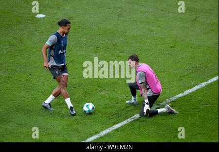 Liverpool Vergils van Dijk (links) und Liverpool Torhüter Andy Lonergan während des Trainings bei Besiktas, Istanbul. Stockfoto