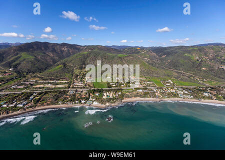 Luftaufnahme von Küste Ferienhäuser und Fincas am nördlichen Ende von Malibu am malerischen südlichen Kalifornien Küste. Stockfoto