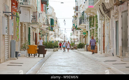 POLIGNANO A MARE, ITALIEN - Juli 28, 2019: Blick auf Straße in Polignano a Mare, Italien Stockfoto