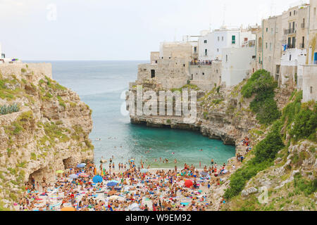 POLIGNANO A MARE, ITALIEN - Juli 28, 2019: wunderschöne Aussicht in Polignano a Mare, Italien Stockfoto