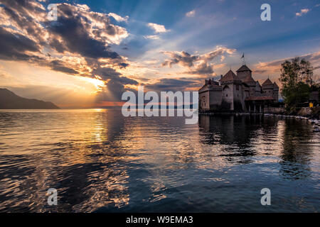 Schloss Chillon am Genfer See bei dramatischen Sonnenuntergang Stockfoto