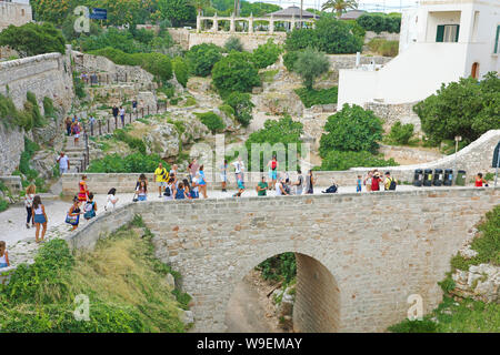 POLIGNANO A MARE, ITALIEN - Juli 28, 2019: schöne Antenne Panoramablick von Polignano a Mare, Italien Stockfoto