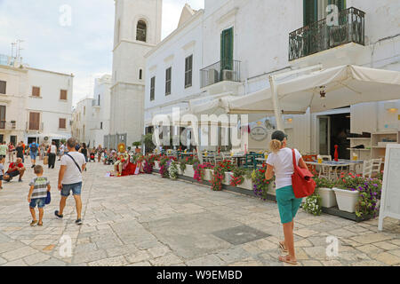 POLIGNANO A MARE, ITALIEN - Juli 28, 2019: Blick auf den Hauptplatz mit Wahrzeichen in Polignano a Mare, Italien Stockfoto
