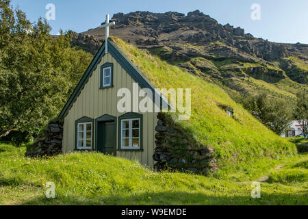 Gras überdachte Kirche am Hof, Island Stockfoto