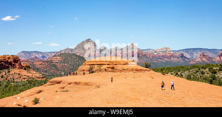 Sedona Arizona USA. 25. Mai 2019. Panoramablick auf rot orange Farbe Sandstein Felsformationen, Wüste, Landschaft, blauen Himmel, sonniger Frühlingstag Stockfoto