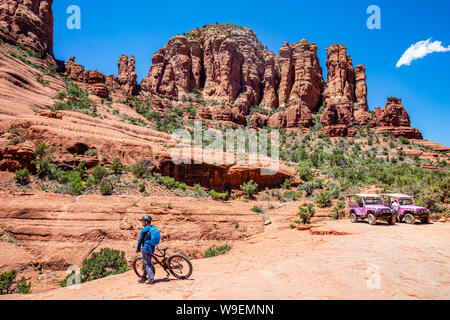 Sedona Arizona USA. 25. Mai 2019. Touristen mit Fahrrädern und Rosa 4 Rad fahren Autos auf dem Gelände. Rot Orange wüste Landschaft, blauen Himmel, Sonnig spri Stockfoto