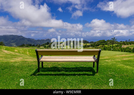 Parkbank im freien Landschaft. Holzbank in der Landschaft. Mountain Park Bench Panorama. Parkbank entspannen, Madeira Stockfoto