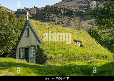 Gras überdachte Kirche am Hof, Island Stockfoto