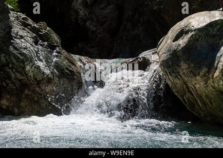 Fluss unter Brücke nach Nirgendwo, Azusa, CA. Stockfoto