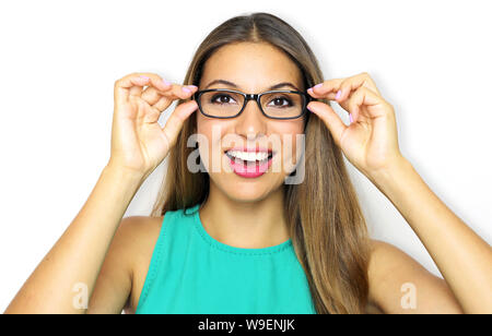 Brillen Gläser Frau Porträt. Lächelnde junge Frau mit Brille und Halterahmen. Schöne weibliche Modell auf Violett Hintergrund. Stockfoto