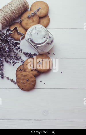 Lavendel Cookies auf hellem Holztisch mit getrockneten Lavendelblüten Stockfoto