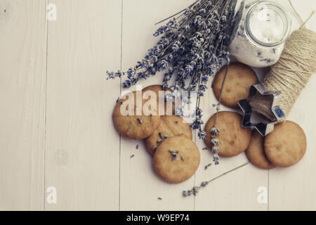 Lavendel Cookies auf hellem Holztisch mit getrockneten Lavendelblüten Stockfoto