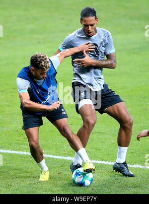 Liverpools Alex Oxlade-Chamberlain (links) und Virgil van Dijk (rechts) während des Trainings bei Besiktas, Istanbul. Stockfoto