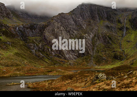 Eine Ansicht der Cwm Idwal See und die Teufel Küche und die Glyder Fawr Berge Snowdonia National Park North uk Wales Gwynedd Stockfoto