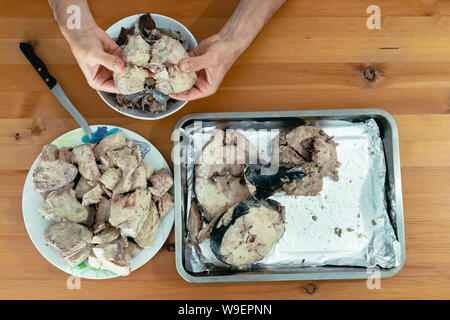 Hausgemachte Konserven mit Thunfisch Vorbereitung. Stockfoto