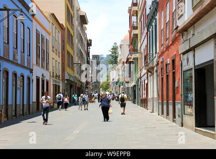 SAN CRISTOBAL DE LA LAGUNA, SPANIEN - Juni 5, 2019: Calle Obispo Rey Redondo Straße mit dem Turm der Kirche von der Unbefleckten Empfängnis auf den Bac Stockfoto