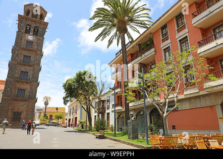 SAN CRISTOBAL DE LA LAGUNA, SPANIEN - Juni 5, 2019: Plaza de la Concepcion Quadrat mit dem Turm der Kirche der Unbefleckten Empfängnis Stockfoto