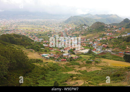 Panoramablick auf die Insel Teneriffa mit San Cristobal de La Laguna Stadt und den Vulkan Teide auf dem Hintergrund von Mirador de Jardina Viewpoint, Spanien. Stockfoto