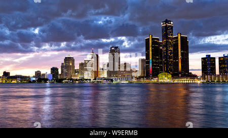 Skyline von Detroit Michigan USA von der Stadt Windsor Ontario Kanada bei Sonnenuntergang gesehen. Stockfoto