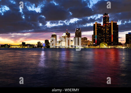 Skyline von Detroit Michigan USA von der Stadt Windsor Ontario Kanada bei Sonnenuntergang gesehen. Stockfoto