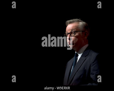 Konservative Kabinettsmitglied Micheal Gove Portrait auf einfachen schwarzen Hintergrund mit Platz für Text Stockfoto
