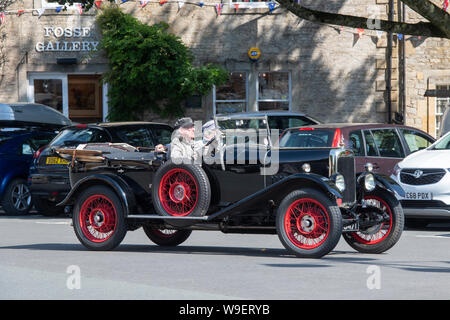 Mann, der ein 1927 Alvis in Wold, Cotswolds, Gloucestershire, England Stockfoto