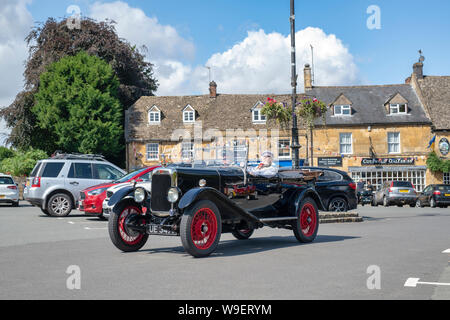 Mann, der ein 1927 Alvis in Wold, Cotswolds, Gloucestershire, England Stockfoto