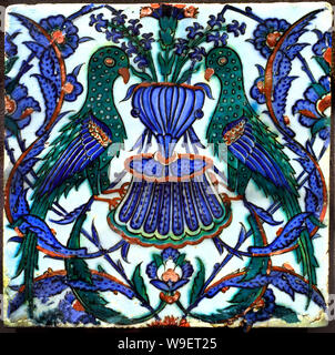 Keramikfliesen mit Papageien 16. - 17. Jahrhundert Truthähne, Türkei, Iznik, Stockfoto