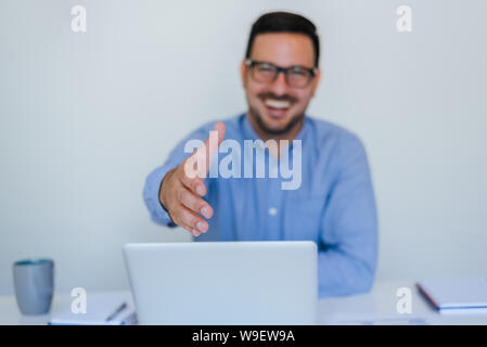 Schön freundlich lächelnde junge Unternehmer Unternehmer, Manager oder Business Partner mit der Hand für Handshake im Büro gibt Hand für Handshake pr Stockfoto