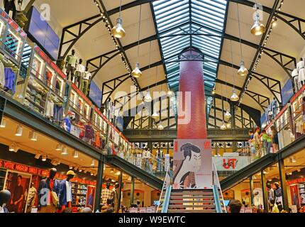 PARIS, Frankreich - 20 May 2019 - Blick auf den japanischen Einzelhandel Bekleidungshaus UNIQLO, eröffnet im Jahr 2014, im historischen Gebäude der Societe de Cendres in der Stockfoto