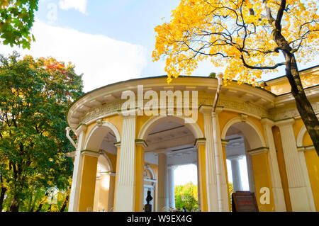 St. Petersburg, Russland - Oktober 3, 2016. Rossi Pavillon in der michailowski Garten - kleine Pavillon im Empire Stil gebaut von Carlo Rossi im Jahre 1825 autu Stockfoto