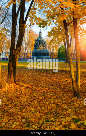 In Weliki Nowgorod, Russland - 17. Oktober 2018. Die bronzene Denkmal Millennium von Russland im Herbst Tag im Herbst Park in Weliki Nowgorod, Russland Stockfoto