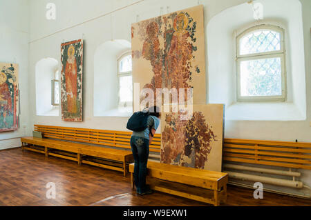 In Weliki Nowgorod, Russland - 10 August, 2019. Die Kirche von St George im Markt - Innenansicht. Unbekannter Tourist an der Fresken von t suchen Stockfoto