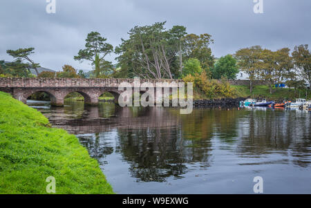 Wunderbare Brücke aus Stein in Cushendun, Co Antrim, Nordirland Stockfoto